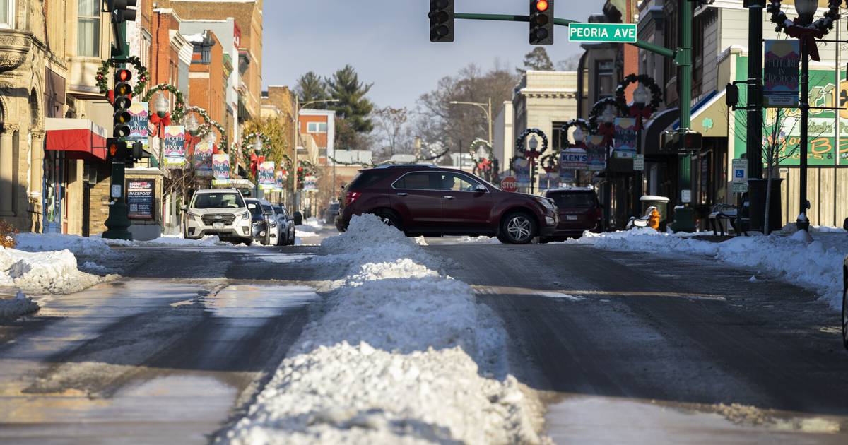 Up to 5 inches of snow expected Saturday night across northern Illinois as clipper moves in