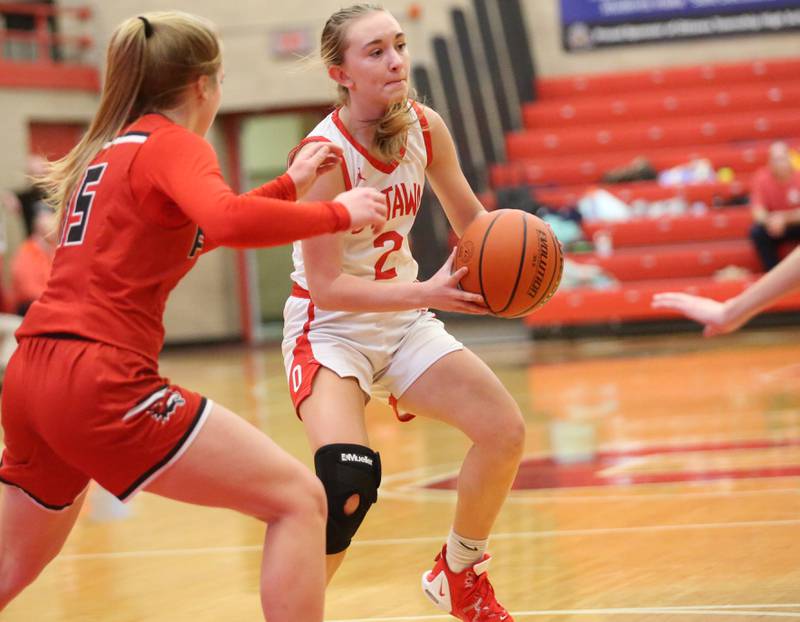 Ottawa's Ashlynn Ganiere looks to pass the ball off as Yorkville's Aliesha Petterson defends on Monday, Dec. 4, 2023 at Kingman Gym.