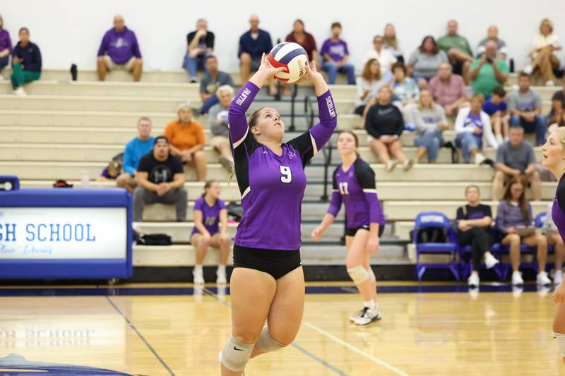 Manteno's Leah Donnelly sets up the ball during the Panthers' victory in three sets, 19-25, 25-19, 25-21, over Peotone on Tuesday, Sept. 23, 2025.