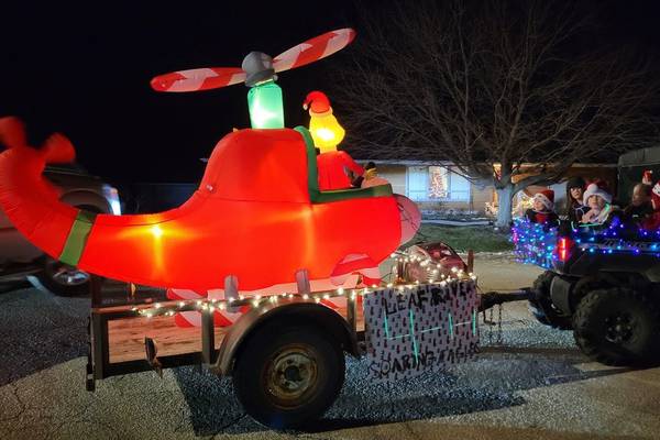 Leaf River Soaring Eagles 4-H Club participates in lighted parade