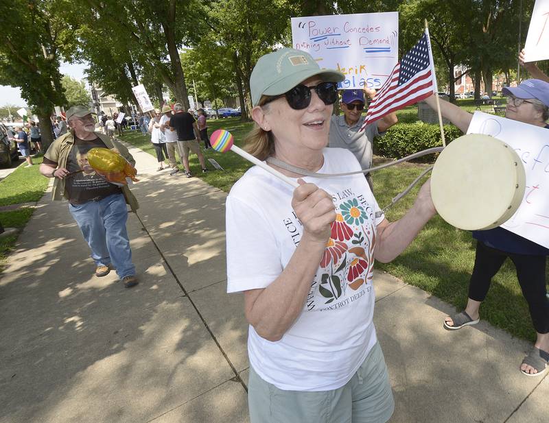 Various chants were expressed by protesters Saturday afternoon in Ottawa’s Washington Square during the national “Rage Against the Regime”, to protest the policies of President Tump’s administration.