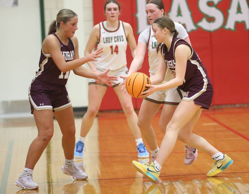 Morris's Ava Petersen gets ready to hand the ball off to teammate Alyssa Jepsen on Monday, Feb. 9, 2026 in Sellett Gymnasium at L-P High School.