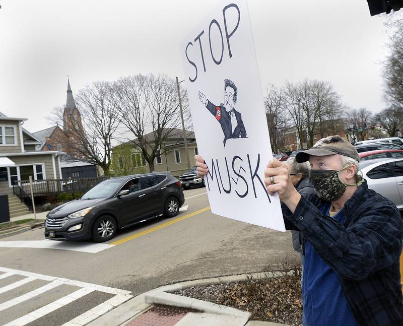 Members of Illinois Valley Indivisible participated in a Hands Off! march Saturday at Washington Square in Ottawa.  An estimated 200 voiced their concerns about Social Security, Medicare, Medicaid and veterans benefits along LaSalle St. Similar protests took place through out the country as well.