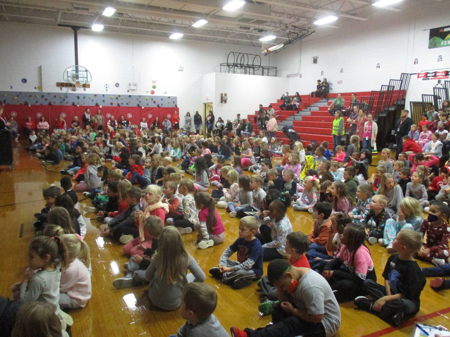 Estudiantes, padres y maestros de la escuela primaria Yorkville Circle Center llenan el gimnasio de la escuela para una asamblea del Mes de la Herencia Hispana el 14 de octubre de 2022.