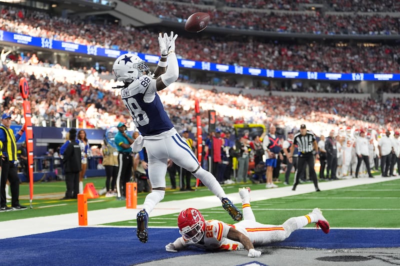 Dallas Cowboys wide receiver CeeDee Lamb (88) catches a touchdown pass as Kansas City Chiefs cornerback Trent McDuffie (22) defends during the first half of an NFL football game Thursday, Nov. 27, 2025, in Arlington, Texas. (AP Photo/Tony Gutierrez)