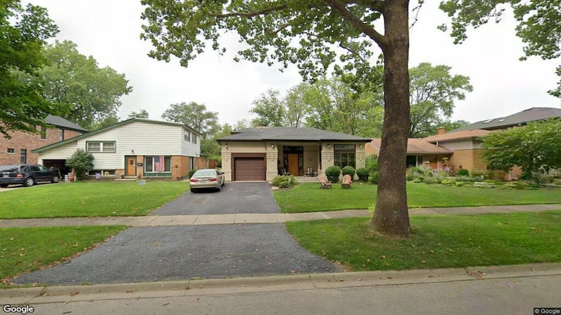 Single-family home sells for $825,000 in Elmhurst