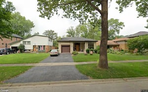 Single-family home sells for $825,000 in Elmhurst