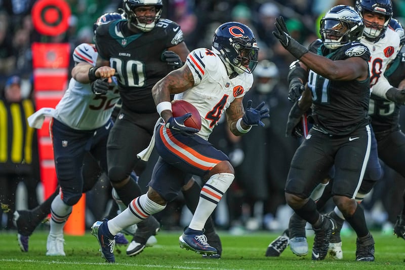 Chicago Bears running back D'Andre Swift (4) runs the ball during the first half of an NFL football game against the Philadelphia Eagles, Friday, Nov. 28, 2025, in Philadelphia. (AP Photo/Matt Rourke)