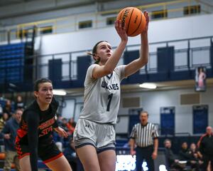Aubrey Lamberti sets Oswego East career scoring record as Wolves win thriller against Minooka