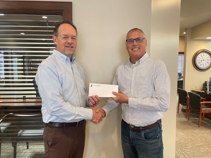 Community Bank President Jeff Hunt presents Princeton Foundation Founder and Board Member Rick Clary
with the donation check.