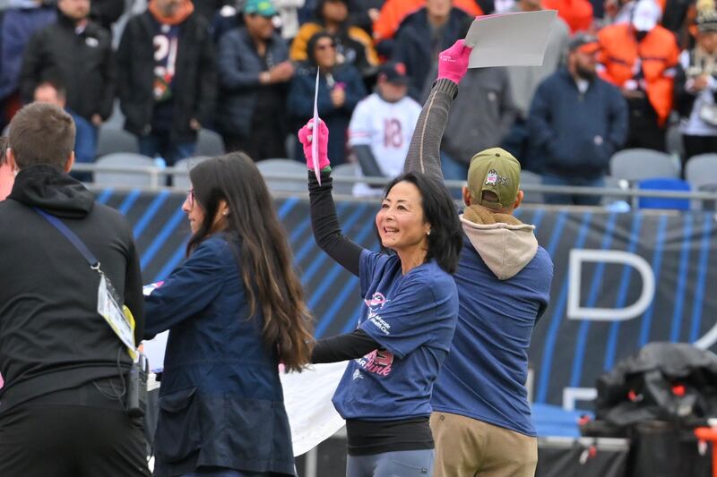 Ten Advocate Health Care breast cancer patients, their family members and care teams from across Illinois were honored and celebrated at today’s Chicago Bears Crucial Catch game at Soldier Field.