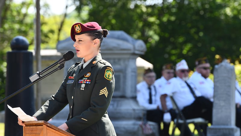 Former paratrooper asks Oregon crowd to remember veterans who died in combat and those who returned