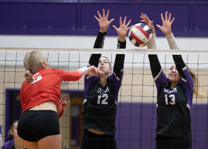Dixon’s Izzy Queckboerner (left) and Solis Thompson work for a block against Oregon’s Skylar Bishop Thursday, Oct. 9, 2025.