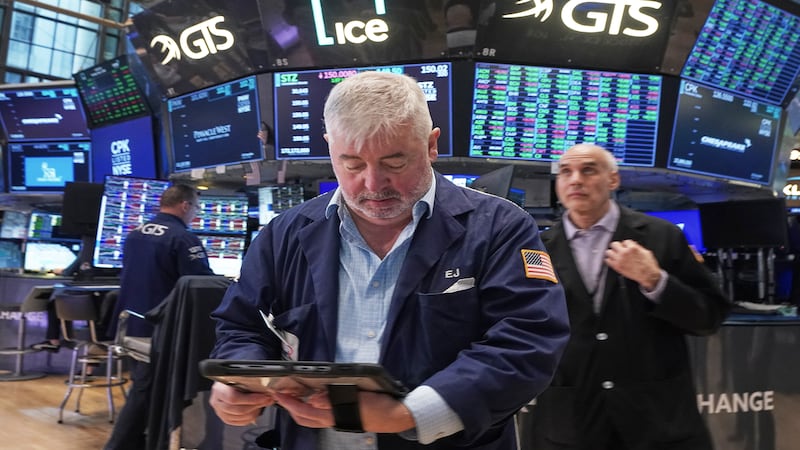 Oil prices keep falling, while US stocks hang near their record highs