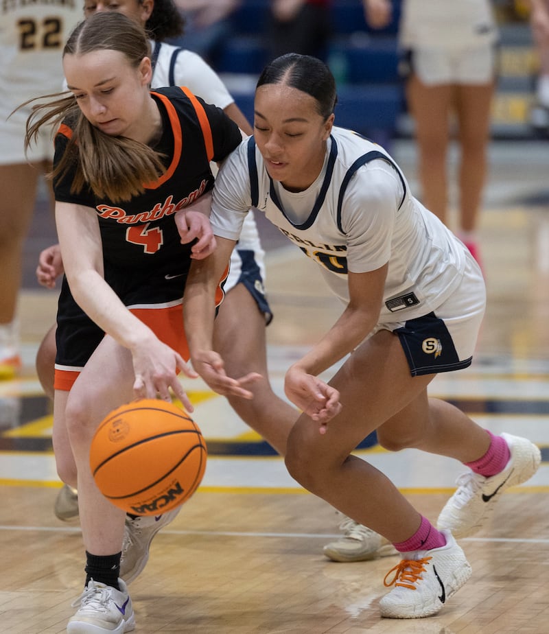 Sterling’s Nia Harris and United Township’s Maycee Fitzpatrick go after a ball Thursday, Dec. 18, 2025.