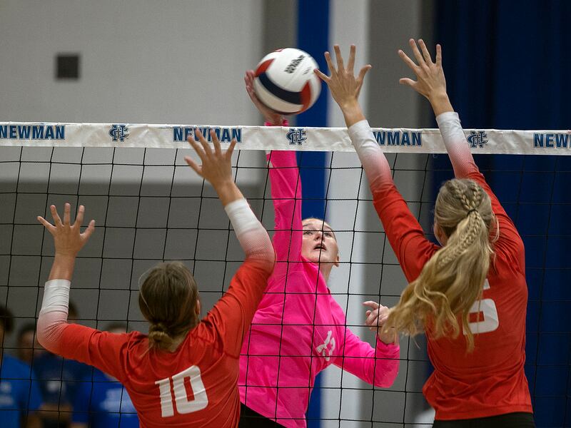 Newman’s Kennedi Shippert makes a play against Oregon’s Lola Schwarz (left) and Skylar Bishop Thursday, Sept. 11, 2025.