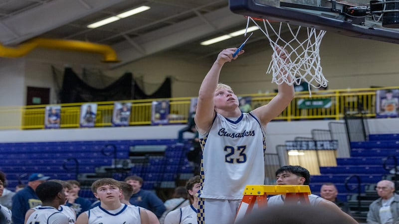 Photos: Marquette boys basketball clinches Regional title against St. Bede