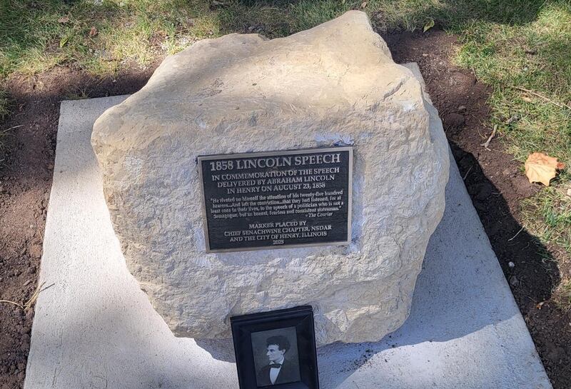 The City of Henry and the Chief Senachwine Chapter of the Daughters of the American Revolution held a ceremony Aug. 23 to unveil a commemorative marker honoring Abraham Lincoln’s 1858 visit during his U.S. Senate campaign.