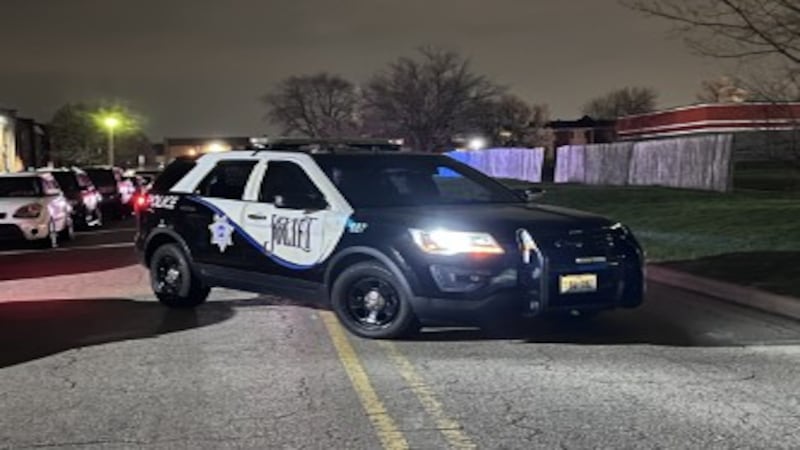 3 people shot at Joliet apartment building, police say