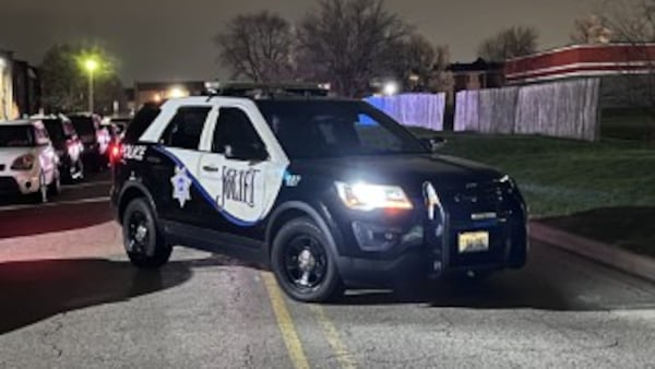 3 people shot at Joliet apartment building, police say