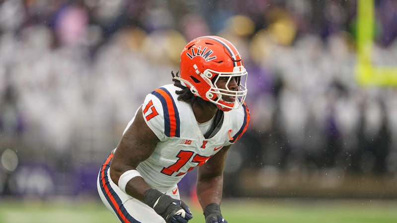 Illinois defensive end Gabe Jacas in action against Washington during an NCAA college football game, Saturday, Oct. 25, 2025, in Seattle. (AP Photo/Lindsey Wasson)