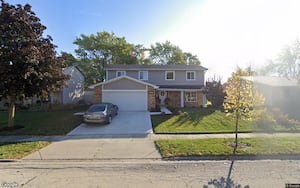 Single-family home sells in Woodridge for $465,000