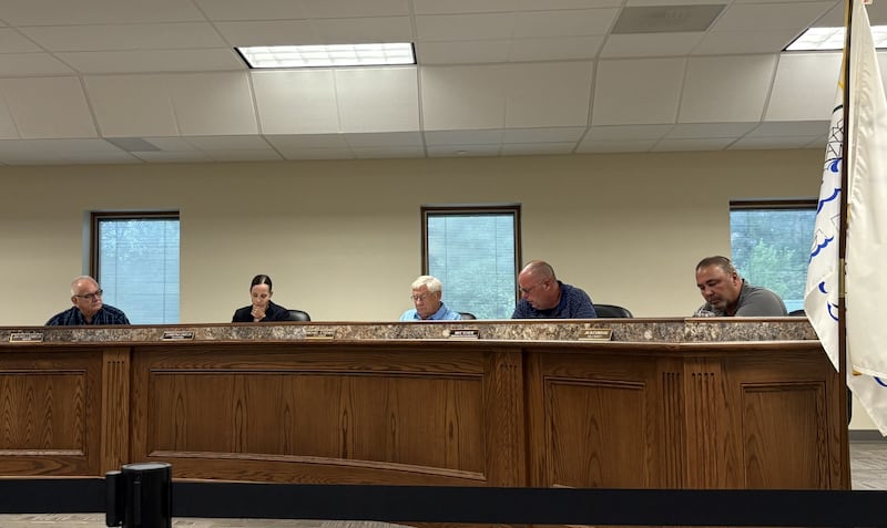 Marseilles Commissioner Michael Scheib and Mayor Jim Hollenbeck argue during a City Council meeting on Wednesday, Sept. 3, 2025.