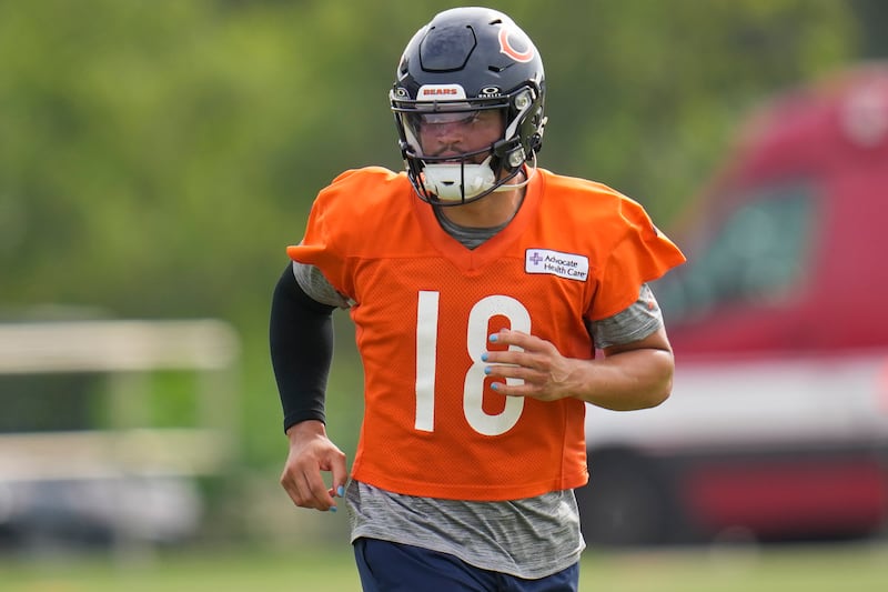 Chicago Bears quarterback Caleb Williams (18) works out during practice at the team’s NFL football training camp, Thursday, July 24, 2025, in Lake Forest, Ill. (AP Photo/Erin Hooley)
