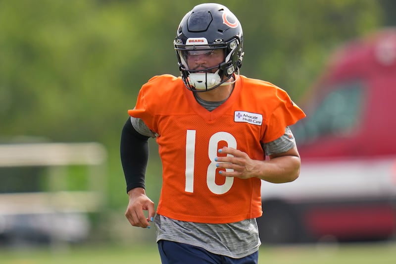 Chicago Bears quarterback Caleb Williams (18) works out during practice at the team’s NFL football training camp, Thursday, July 24, 2025, in Lake Forest, Ill. (AP Photo/Erin Hooley)
