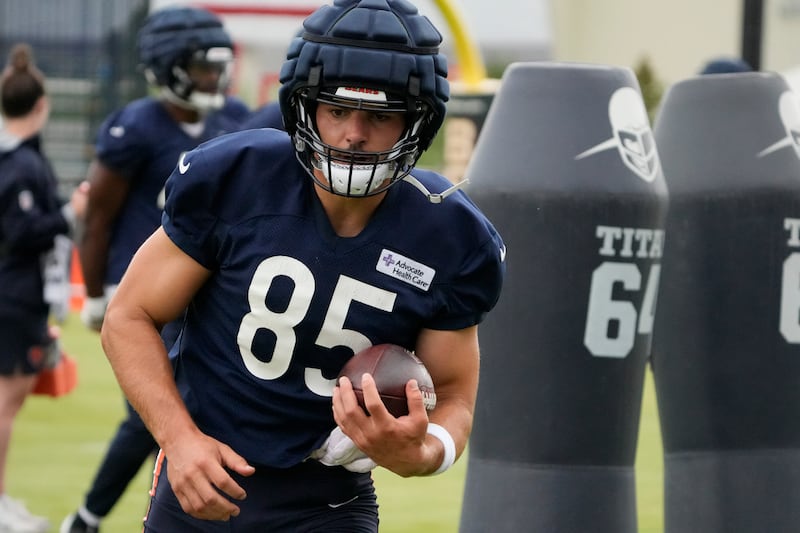 Chicago Bears tight end Cole Kmet (85) practices during Back Together training camp event for fans on Saturday, July 26, 2025, in Lake Forest, Ill. (AP Photo/David Banks)