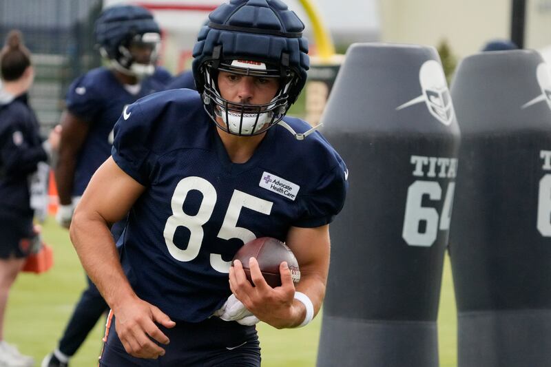 Chicago Bears tight end Cole Kmet (85) practices during Back Together training camp event for fans on Saturday, July 26, 2025, in Lake Forest, Ill. (AP Photo/David Banks)