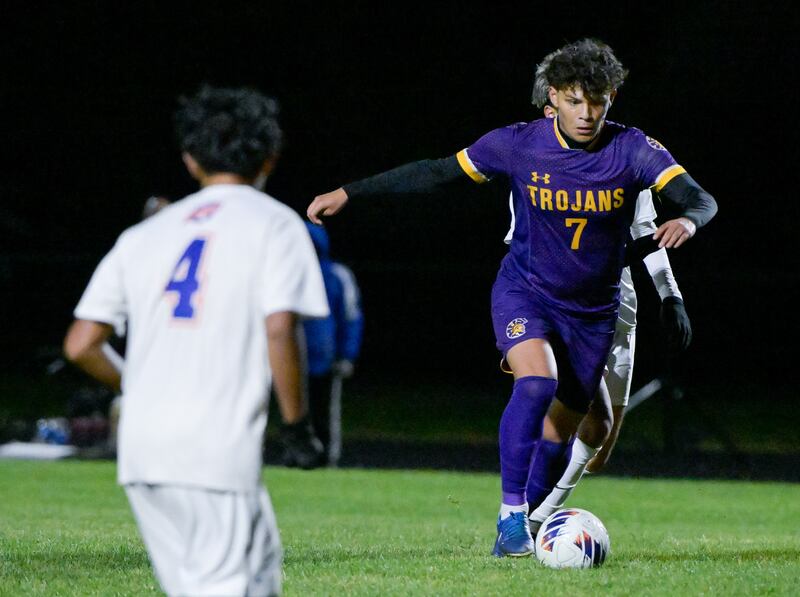 Mendota’s Isaac Diaz (7) moves the ball down the field against Genoa-Kingston during the Class 1A Indian Creek Sectional Semifinal in Waterman on Wednesday, Oct. 29, 2025.