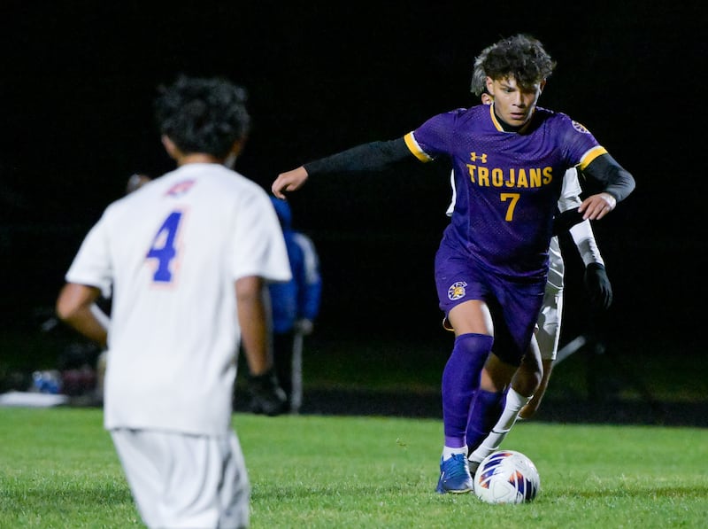 Mendota’s Isaac Diaz (7) moves the ball down the field against Genoa-Kingston during the Class 1A Indian Creek Sectional Semifinal in Waterman on Wednesday, Oct. 29, 2025.