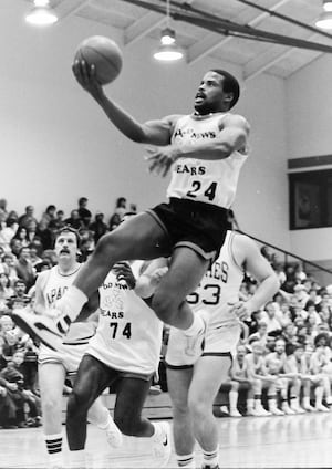 Chicago Bears bring charity basketball to Illinois Valley in 1986