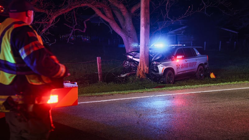Lake County Sheriff’s car hits utility pole near Woodstock while taking person to McHenry County jail