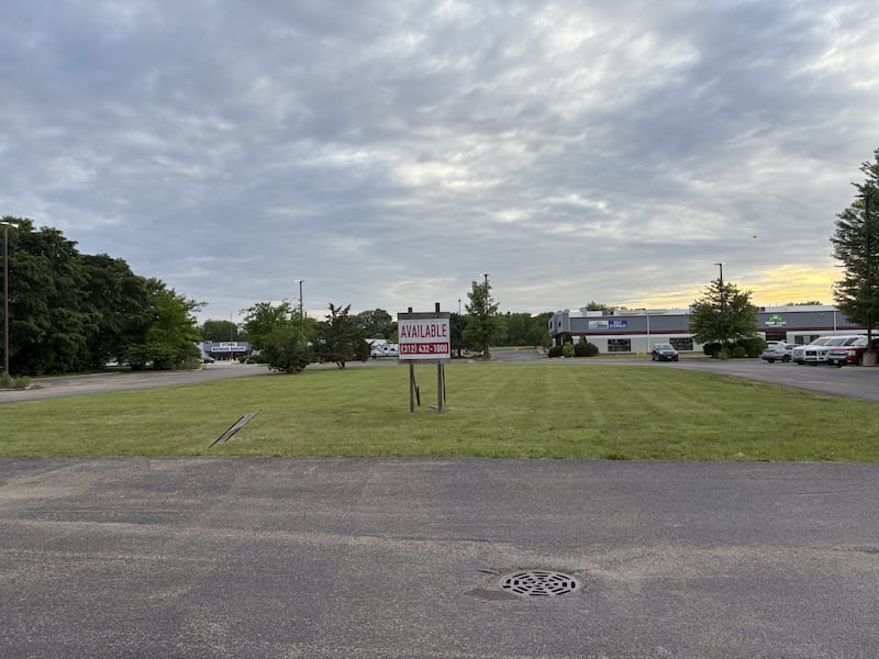 The vacant lot at 106 W. Etna Road in Ottawa, located between Thornton’s and Tapatios, will soon be home to a new Chipotle with a mobile order pickup window.