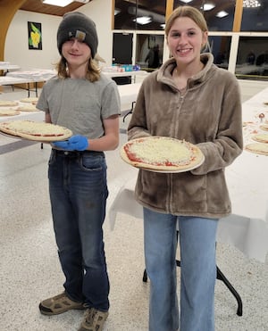 Leaf River Soaring Eagles help Lions Club with pizza fundraiser