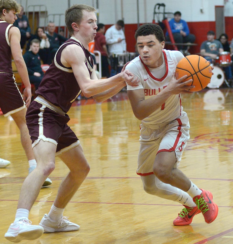 Streator’s LA Moton (at right) drives to the basket past Morris’ Landon Norris in the opening quarter Wednesday, Feb. 4, 2026, at Streator's Pops Dale Gymnasium.