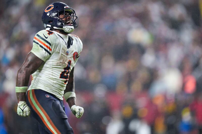 Chicago Bears running back D'Andre Swift celebrates a run during the second half of an NFL football game against the Washington Commanders, Monday, Oct. 13, 2025, in Landover, Md. (AP Photo/Stephanie Scarbrough)