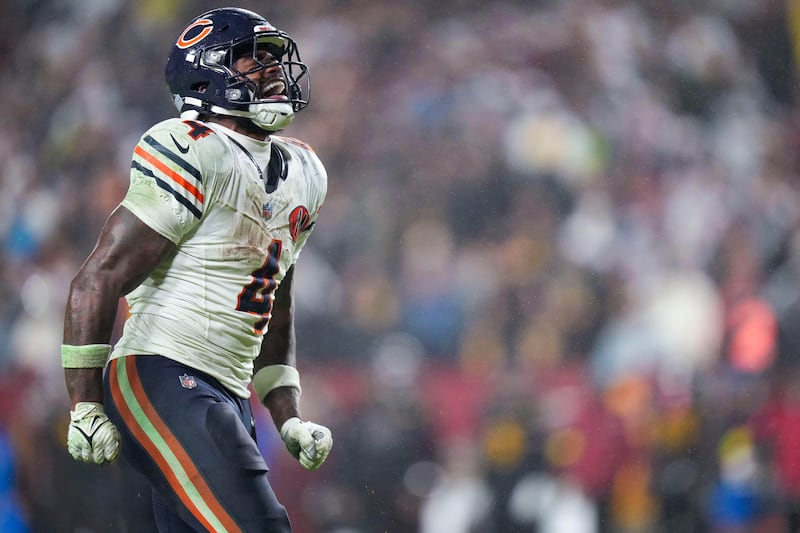 Chicago Bears running back D'Andre Swift celebrates a run during the second half of an NFL football game against the Washington Commanders, Monday, Oct. 13, 2025, in Landover, Md. (AP Photo/Stephanie Scarbrough)