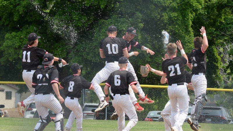 Photos: Fulton downs River Ridge/Scales Mound 3-2 at 1A Lena-Winslow Sectional