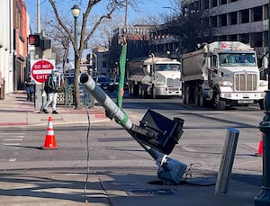 Semitrailer in Joliet reportedly damages traffic signal near courthouse