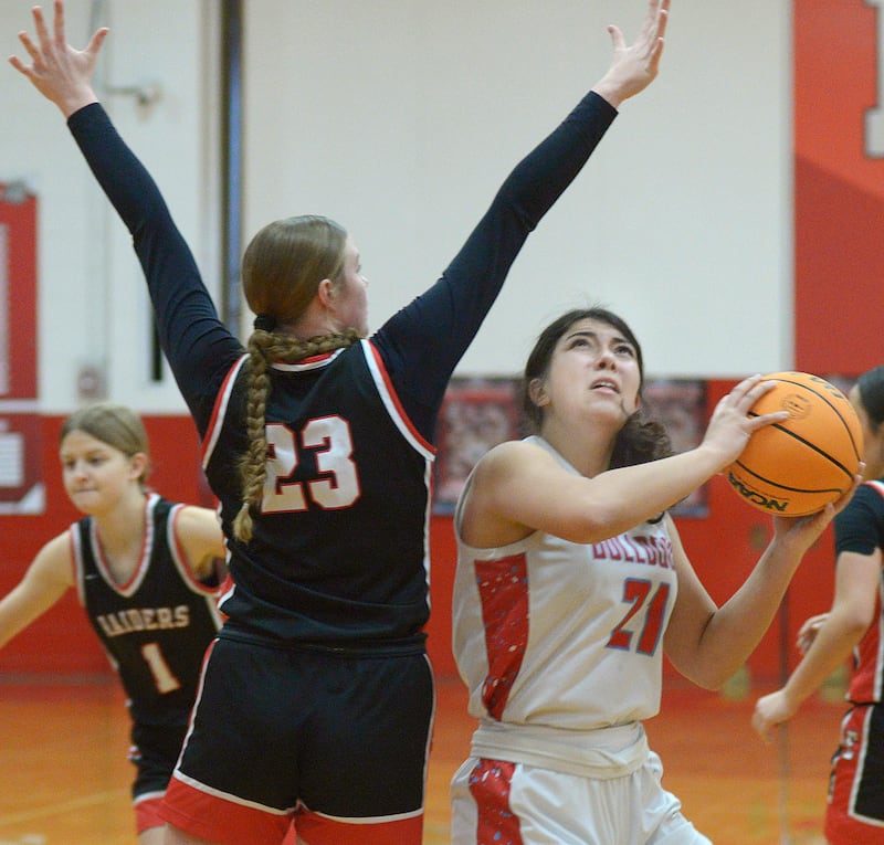 Streator’s Alexis Thomas (21) works to get a shot while Earlville’s Audrey Scherer (23) defends in the first quarter Saturday, Jan. 10, 2026, at Pops Dale Gymnasium in Streator.