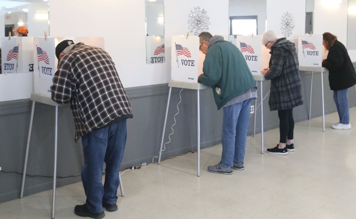 Voters fill ballots in voting booth on Tuesday, March 17, 2026 at the Ottawa Lions Club.