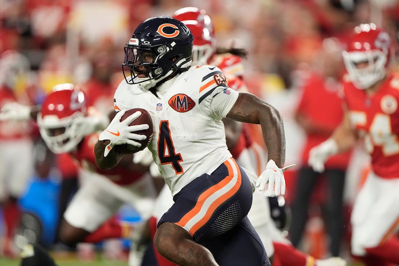 Chicago Bears running back D'Andre Swift (4) runs with the ball during the first half of a preseason NFL football game against the Kansas City Chiefs Friday, Aug. 22, 2025, in Kansas City, Mo. (AP Photo/Charlie Riedel)