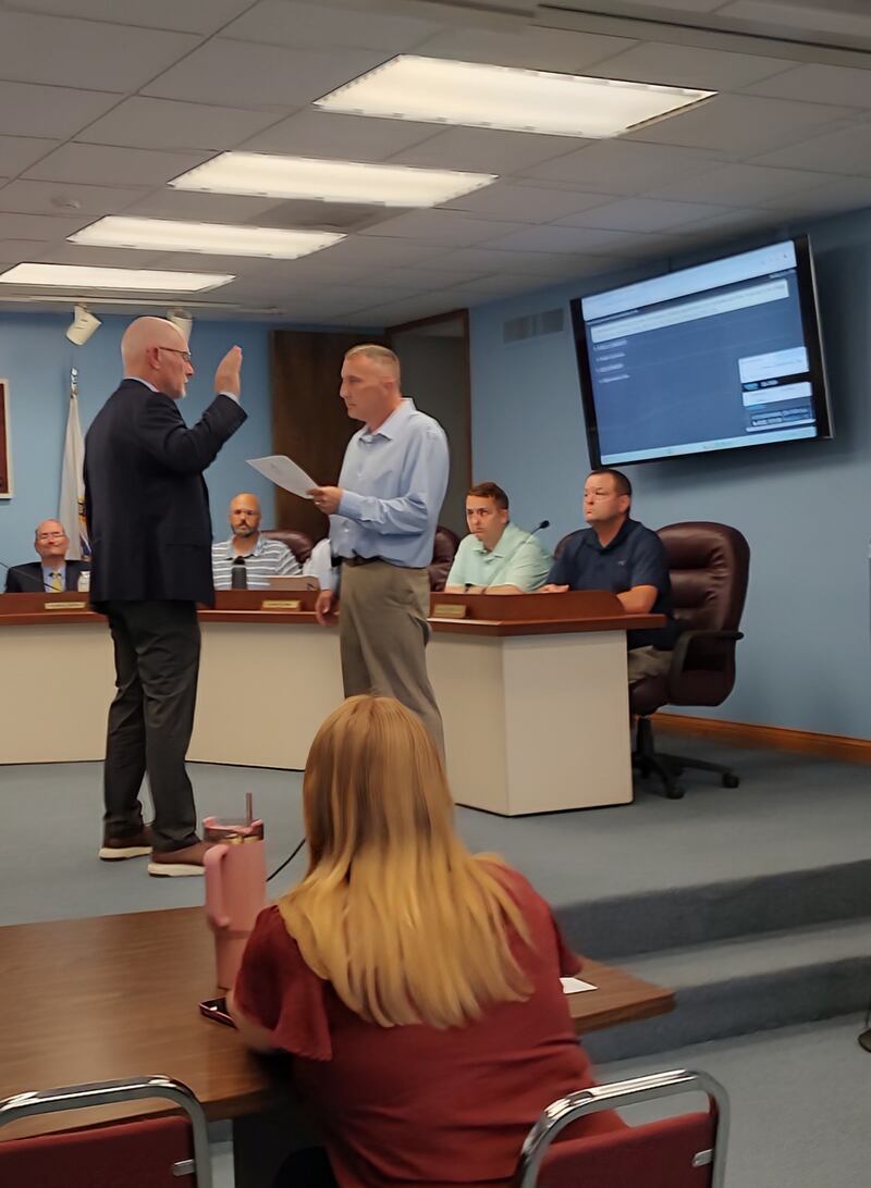 Dave Morefield takes the oath of office as the department's new police chief from Mayor Jef Keast during Monday, July 21, 2025, meeting.