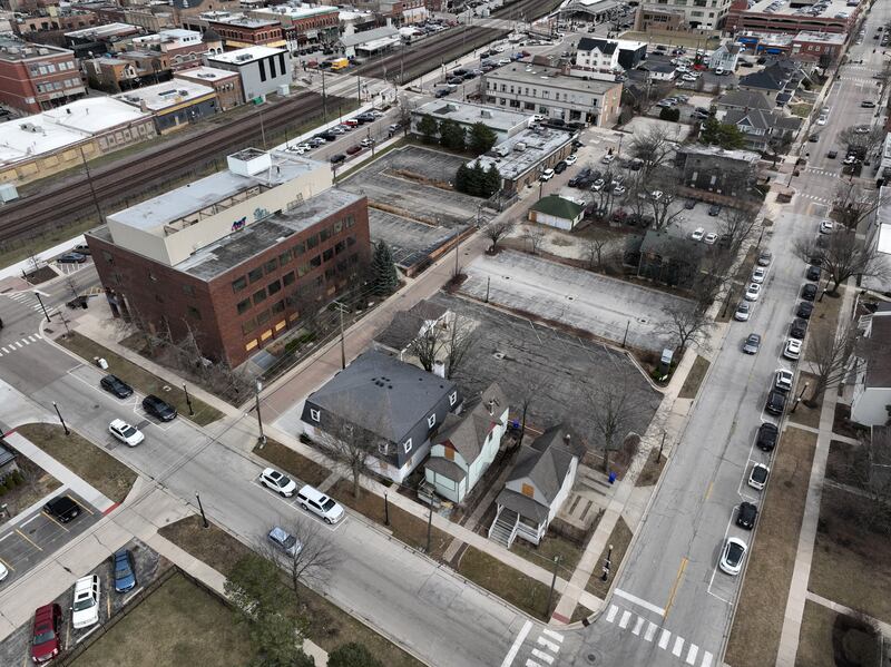 An apartment developer is seeking a second extension for a building permit in regard to a downtown block in the area of 204 West Liberty Drive in Wheaton. The city approved plans for a 334-unit development on the site more than two years ago.