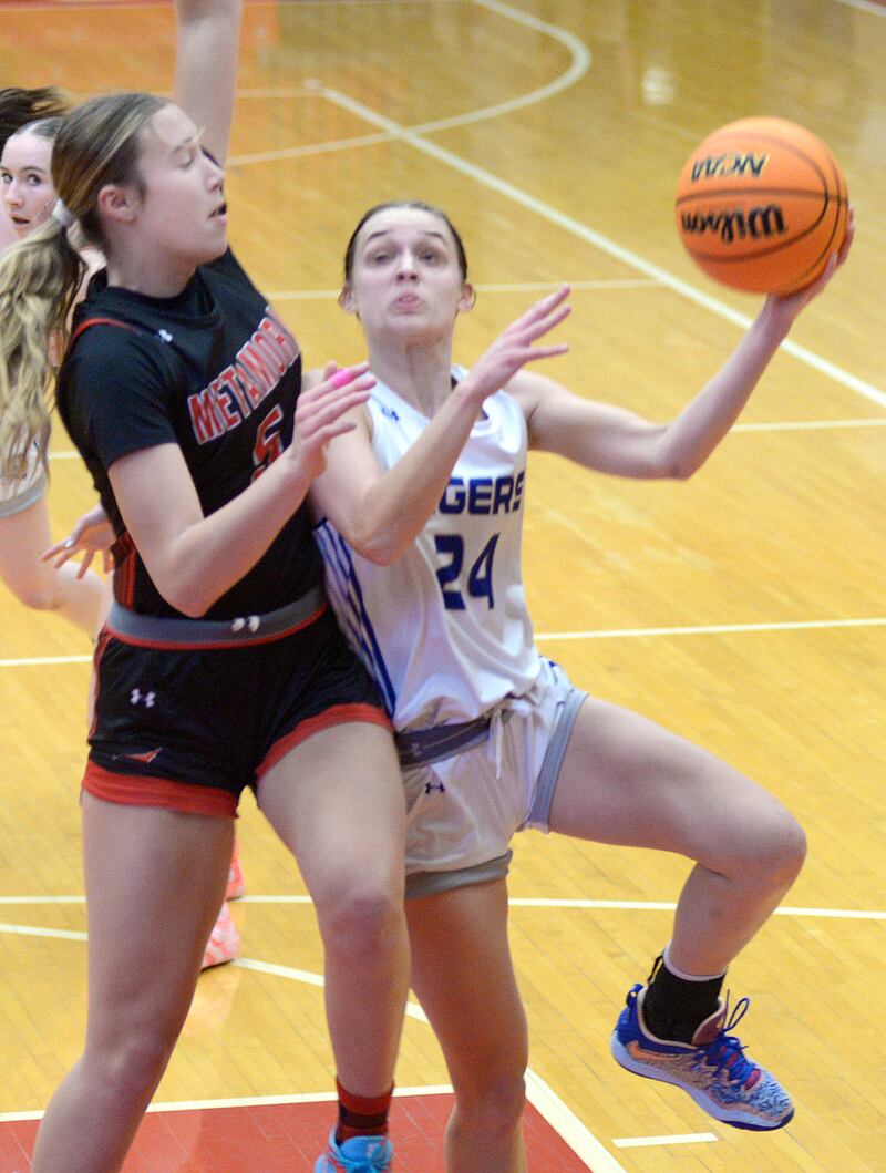 Princeton’s Keighley Davis tries to go up and around Metamora’s Baylie Nena to the basket in the 1st period Tuesday at the Ottawa Holiday Tournament.