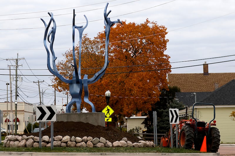 “Whorled," Woodstock’s first permanent roundabout sculpture by local artist Bobby Joe Scribner, was recently installed at the Lake Avenue/South Street/Madison Street roundabout.
The 16-foot tree-like sculpture symbolizes creativity, growth and Woodstock’s deep connection to the natural environment.