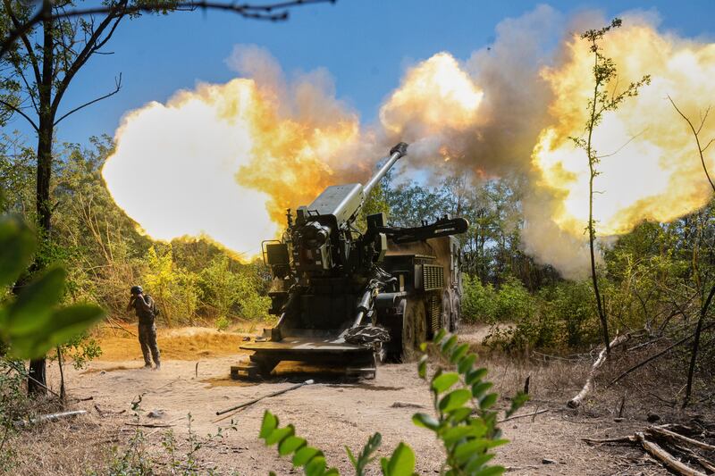 Ukrainian servicemen of the 44th artillery brigade fire a 2s22 Bohdana self-propelled howitzer towards Russian positions at the frontline in the Zaporizhzhia region, Ukraine, Wednesday, Aug. 20, 2025. (AP Photo/Danylo Antoniuk)
